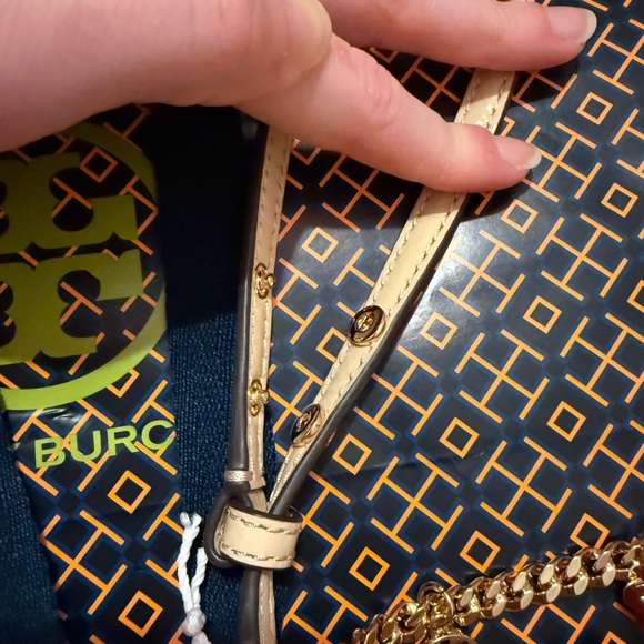 NWT Tory Burch Emerson Charms Shoulder Bag in Soft Serve - Picture 12 of 12